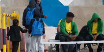 Culminan los trámites para el traslado de cien menores inmigrantes desde Canarias