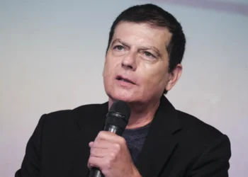 Benito Cabrera crea un «abrazo emocional» con ‘Islópolis’ para dibujar murallas emocionales