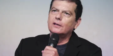 Benito Cabrera crea un «abrazo emocional» con ‘Islópolis’ para dibujar murallas emocionales