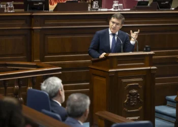 El Parlamento de Canarias, contra la petición de Vox de acabar con el arraigo para regularizar a los inmigrantes
