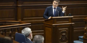 El Parlamento de Canarias, contra la petición de Vox de acabar con el arraigo para regularizar a los inmigrantes