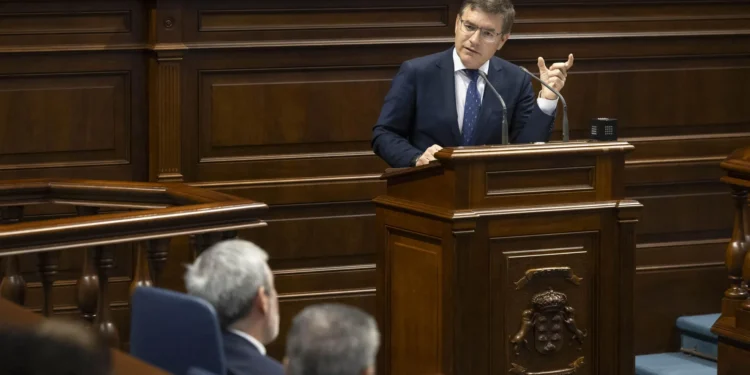 El Parlamento de Canarias, contra la petición de Vox de acabar con el arraigo para regularizar a los inmigrantes