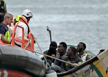 Salvamento Marítimo rescata un cayuco con 72 hombres en aguas próximas a El Hierro