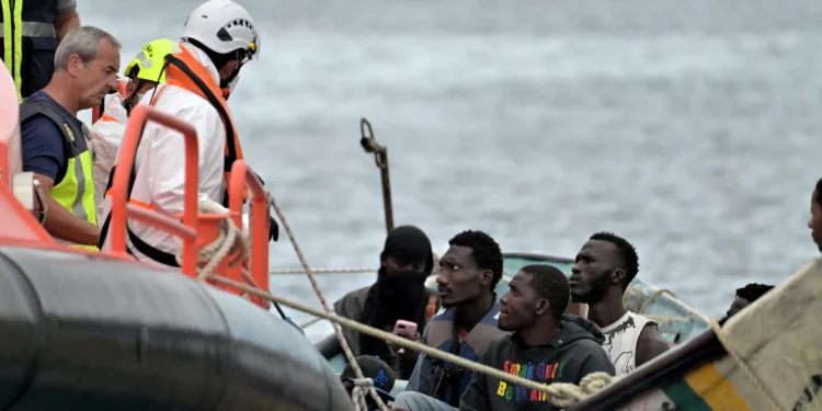 Salvamento Marítimo rescata un cayuco con 72 hombres en aguas próximas a El Hierro