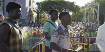 Migrantes a la Virgen: «escucha el grito de quienes se lanzan al mar buscando esperanza»