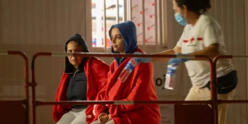 Rescatan a 37 personas de una neumática detectada por el SIVE al sureste de Fuerteventura