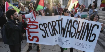 Un centenar de personas protesta contra el partido del equipo israelí Bnei Herzliya en La Laguna