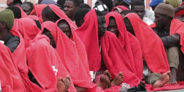 Llega un cayuco a Los Cristianos (Tenerife) con 206 personas, con tres evacuados, ninguno grave