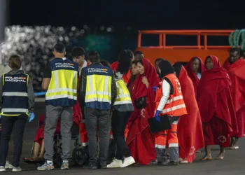 Desaparecen de 3 a 5 inmigrantes en el Atlántico al lanzarse al agua hacia un mercante desde una neumática que se hundía