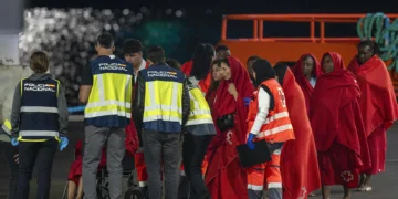 Desaparecen de 3 a 5 inmigrantes en el Atlántico al lanzarse al agua hacia un mercante desde una neumática que se hundía