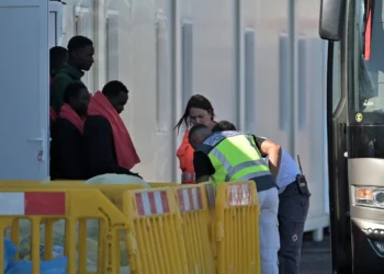 Llega a La Restinga (El Hierro) un cayuco con 98 personas, entre ellas cuatro menores