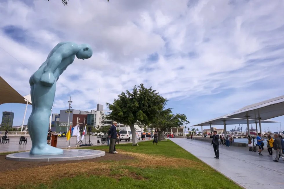 rss-efe91969f58532b8e94a0fdb2ac81d56eff86a7920ew-1024x683-1 Varias personas se hacen fotos junto a la escultura 'Greetingman', que conmemora el 75 aniversario del establecimiento de relaciones diplomáticas entre el Corea del Sur y España, además de homenajear a todos los pescadores coreanos que faenan en el exterior de su pais, y que fue inaugurada este martes. EFE/Ángel Medina G.