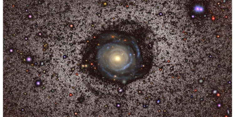 Revelan estructuras nunca vistas en una de las galaxias más grandes y tenues del Universo