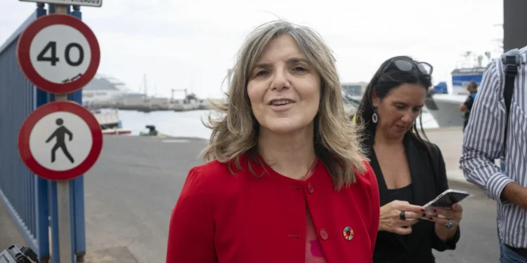 Migraciones pide al Gobierno canario «lealtad institucional» en el traslado de los menores migrantes