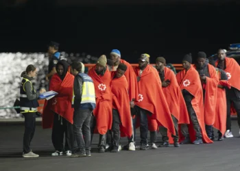 Desembarcan en Arrecife (Lanzarote) a 52 migrantes subsaharianos que iban en una neumática