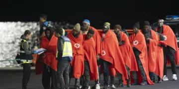 Desembarcan en Arrecife (Lanzarote) a 52 migrantes subsaharianos que iban en una neumática