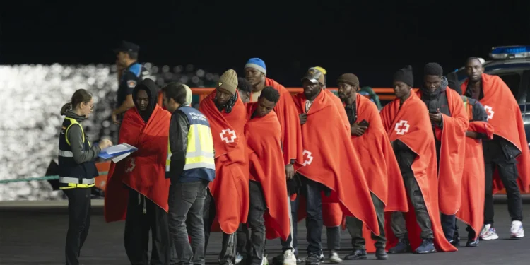 Desembarcan en Arrecife (Lanzarote) a 52 migrantes subsaharianos que iban en una neumática