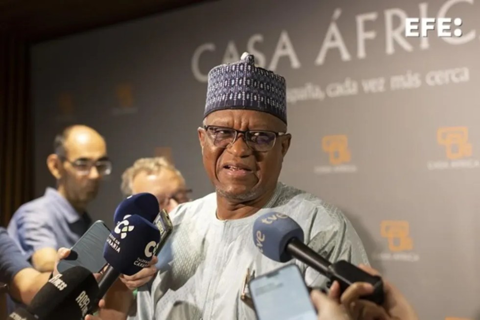 El antiguo representante de la Unión Africana ante el Sahel Maman Sidikou atiende a los medios de comunicación, antes de participar en el debate en Casa África sobre la nueva geopolítica en el Sahel. EFE/Quique Curbelo
