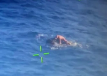 Localizan vivo y a la deriva a 18 kilómetros de Gran Canaria a un joven que desapareció al intentar rescatar su moto náutica
