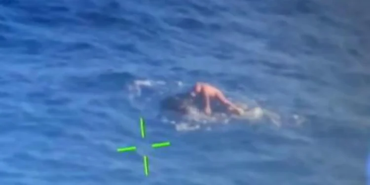 Localizan vivo y a la deriva a 18 kilómetros de Gran Canaria a un joven que desapareció al intentar rescatar su moto náutica