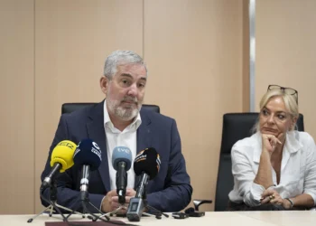 Clavijo afea al Estado la «dejadez» con la que afronta la derivación de los menores migrantes