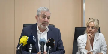 Clavijo afea al Estado la «dejadez» con la que afronta la derivación de los menores migrantes