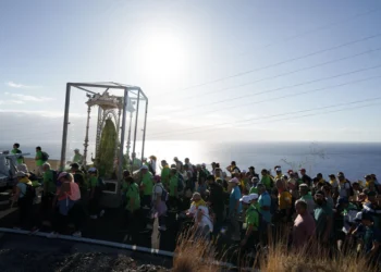 La imagen de La Candelaria llega a Santa Cruz tras una peregrinación multitudinaria