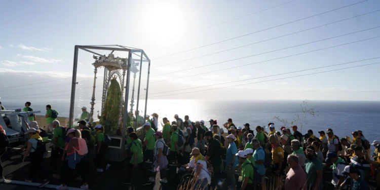 La imagen de La Candelaria llega a Santa Cruz tras una peregrinación multitudinaria