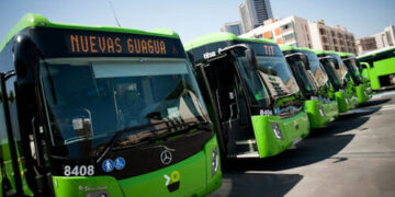 Santa Cruz pide apoyo al Gobierno canario para financiar cargadores eléctricos de guaguas