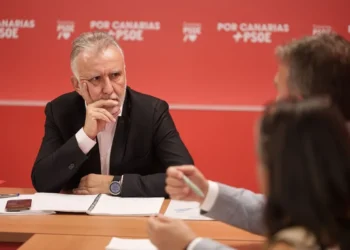 El ministro Torres afirma que al Gobierno no le preocupa una moción de censura
