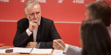 El ministro Torres afirma que al Gobierno no le preocupa una moción de censura