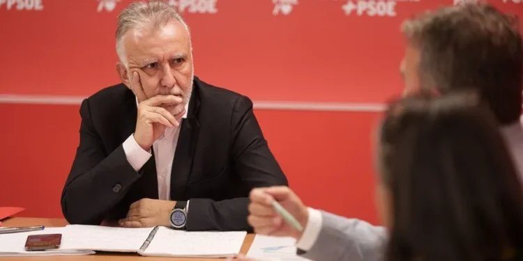 El ministro Torres afirma que al Gobierno no le preocupa una moción de censura