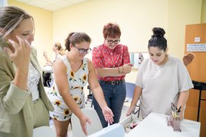 Dos usuarias mostraron a la consejera y directora el trabajo que realizan en la Fundación Aldis