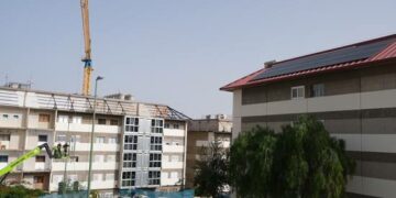 Vivienda de La Paterna con los paneles fotovoltaicos ya instalados (1)