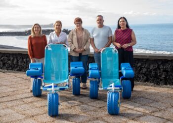 Bienestar Social entrega sillas anfibias adaptadas a los ayuntamientos de Tazacorte y Santa Cruz de La Palma