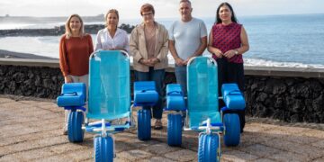 Bienestar Social entrega sillas anfibias adaptadas a los ayuntamientos de Tazacorte y Santa Cruz de La Palma