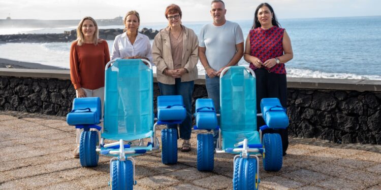 Bienestar Social entrega sillas anfibias adaptadas a los ayuntamientos de Tazacorte y Santa Cruz de La Palma
