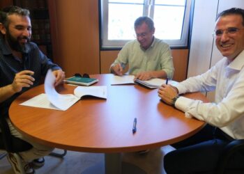 El concejal, Mauricio Roque, durante la firma del edificio de El Polvorín a la Fundación MAIN