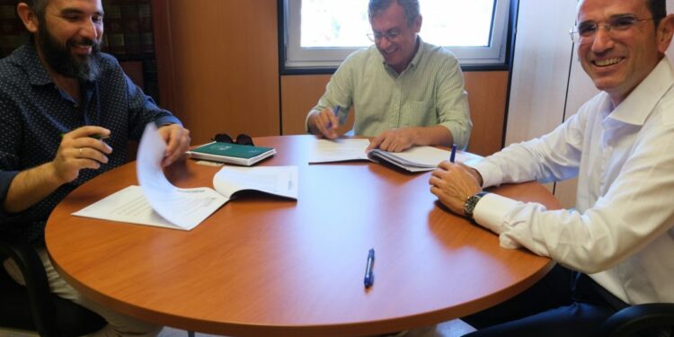 El concejal, Mauricio Roque, durante la firma del edificio de El Polvorín a la Fundación MAIN