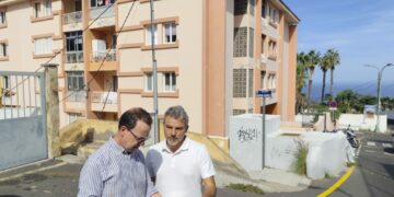 El edil David Hernández, junto al arquitecto municipal, en los edificios que serán rehabilitados en La Vera (I)