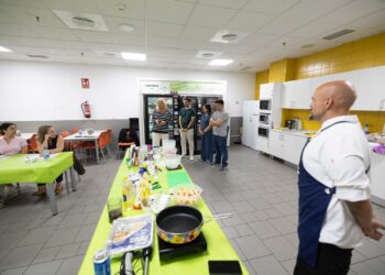 Monzón asiste a un taller de cocina organizado por la Asociación de celíacos y sensibles al gluten de Canarias