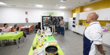 Monzón asiste a un taller de cocina organizado por la Asociación de celíacos y sensibles al gluten de Canarias