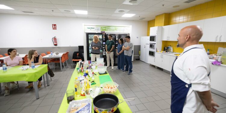 Monzón asiste a un taller de cocina organizado por la Asociación de celíacos y sensibles al gluten de Canarias