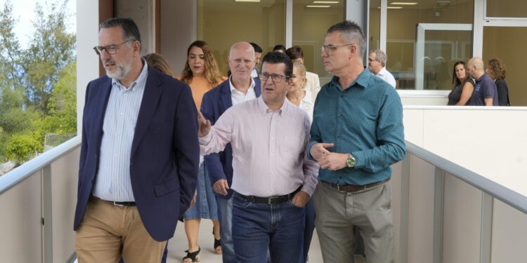 Poli Suárez visita las obras de ampliación del CEIP Eduardo Rivero Ramos, dotado con seis nuevas aulas