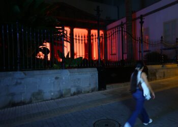 Fachada del Parlamento iluminada de color naranja