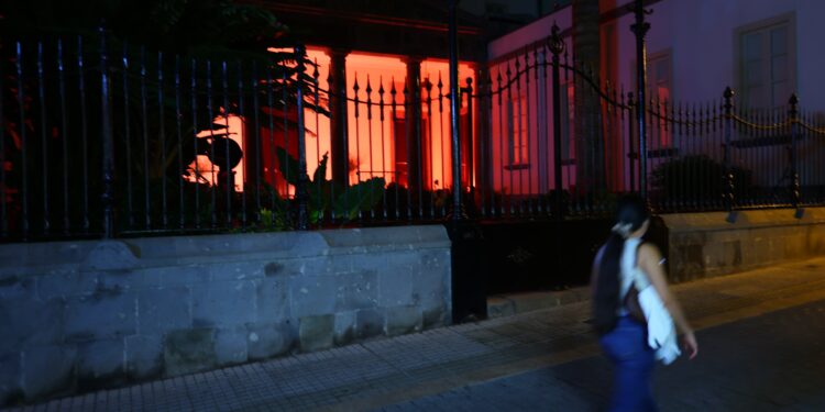 Fachada del Parlamento iluminada de color naranja