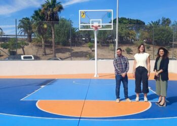 Las concejalas Carla Campoamor y Betsaida González, junto al gerente del IMD, en las canchas de Las Torres