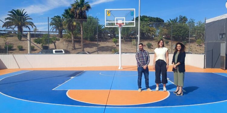Las concejalas Carla Campoamor y Betsaida González, junto al gerente del IMD, en las canchas de Las Torres
