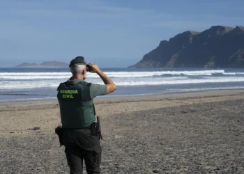 Se reanuda la búsqueda del joven bañista desaparecido en la playa de Famara (Lanzarote)