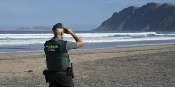 Se reanuda la búsqueda del joven bañista desaparecido en la playa de Famara (Lanzarote)
